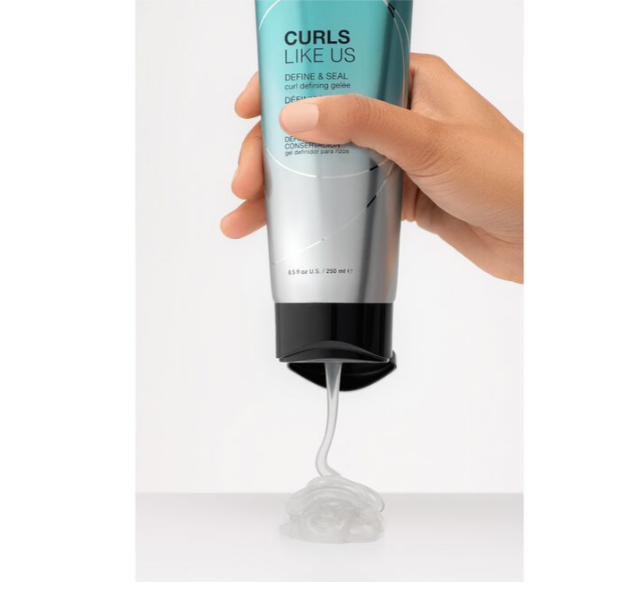 Curls Like Us Define & Seal Defining Geleé creates a moisture-rich cast that enhances coils and curls, locks out humidity and frizz, while improving curl definition without weighing down hair or flaking.