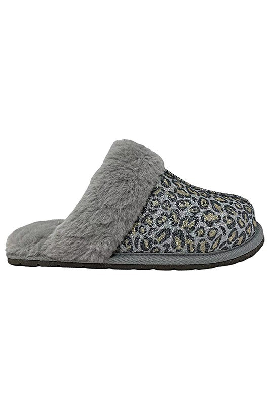 DIGGY-Winter Slipper in leopard print with synthetic leather and fur, cozy slip-on winter sandal for women.